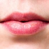 La piel de los labios es más fina y vulnerable, así que debemos tratarla con cuidado