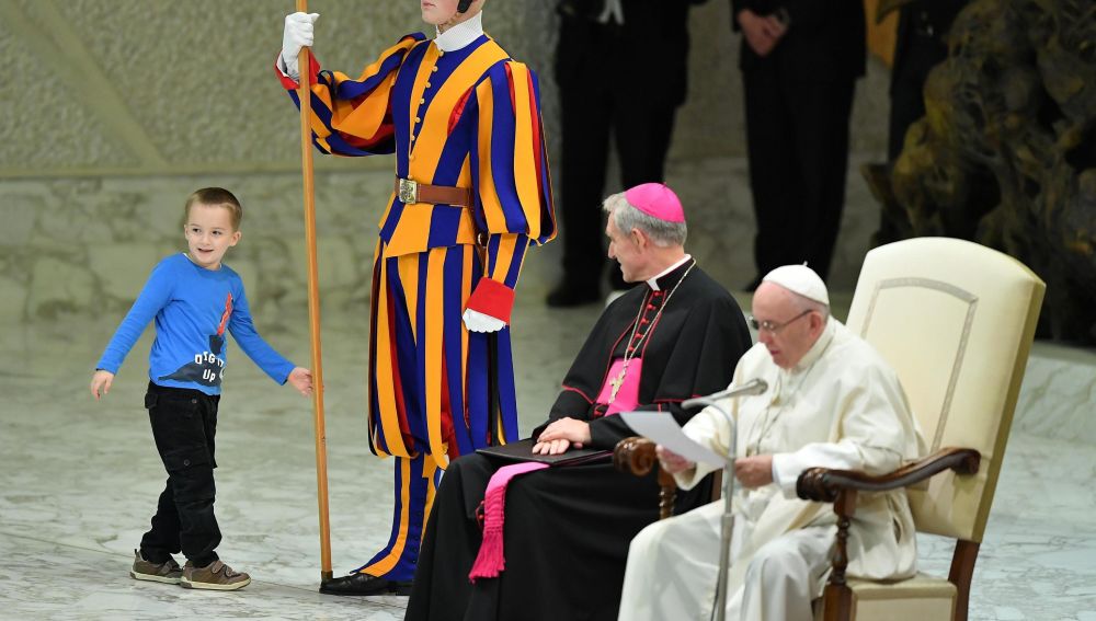 El Papa Francisco con un niño autista. 