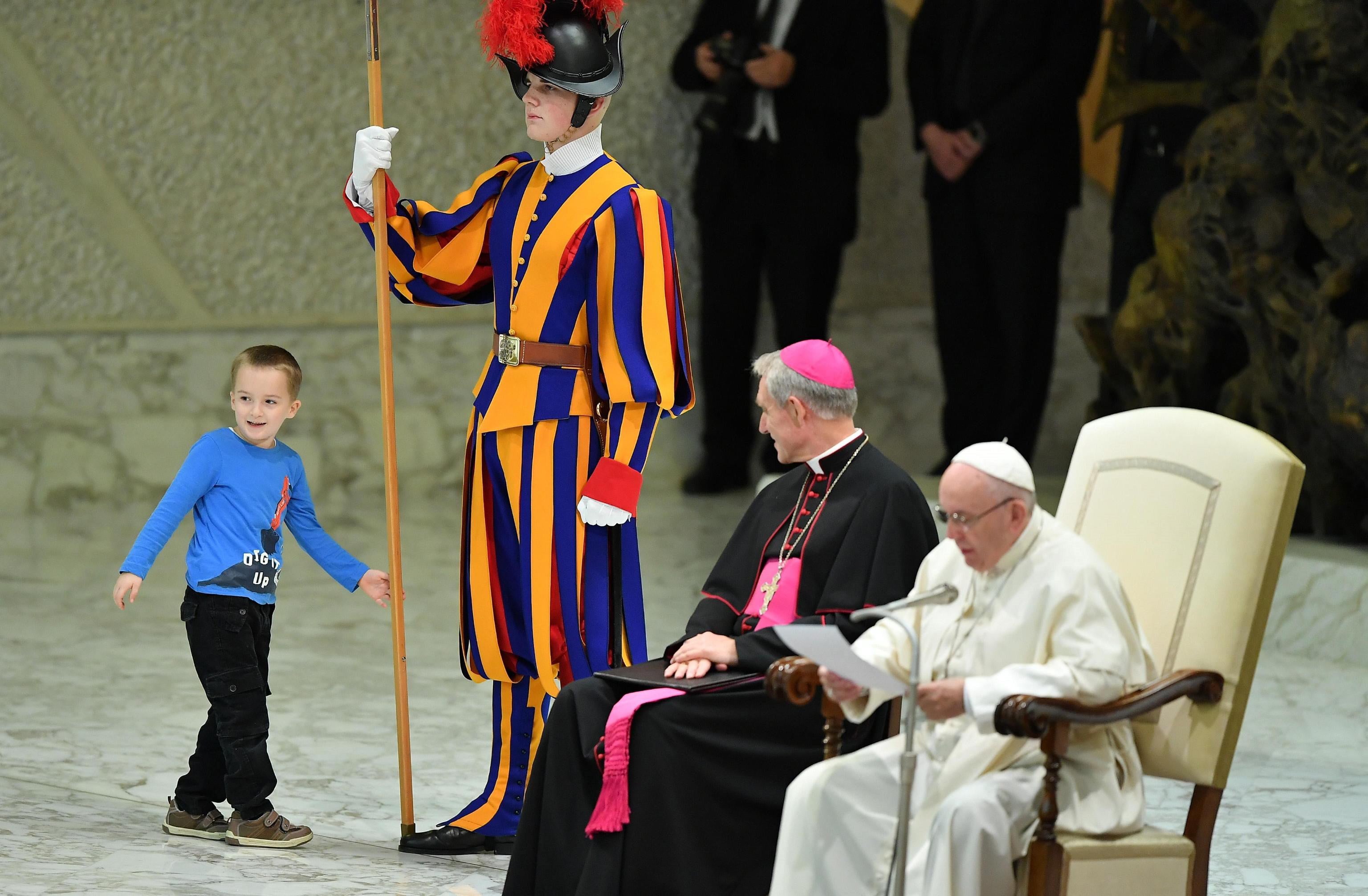 Un niño interrumpe un acto del Papa que bromea diciendo que "es indisciplinado porque es argentino" Un niño interrumpe un acto del Papa que bromea diciendo que "es indisciplinado porque es argentino"