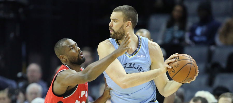Serge Ibaka defiende una jugada ante Marc Gasol Serge Ibaka defiende una jugada ante Marc Gasol