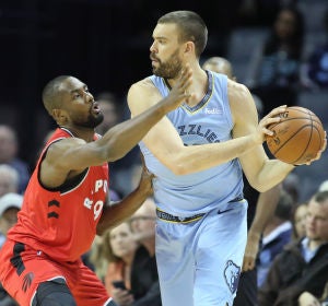 Serge Ibaka defiende una jugada ante Marc Gasol Serge Ibaka defiende una jugada ante Marc Gasol