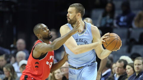Serge Ibaka defiende una jugada ante Marc Gasol