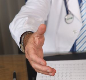 Médico en una consulta Médico en una consulta