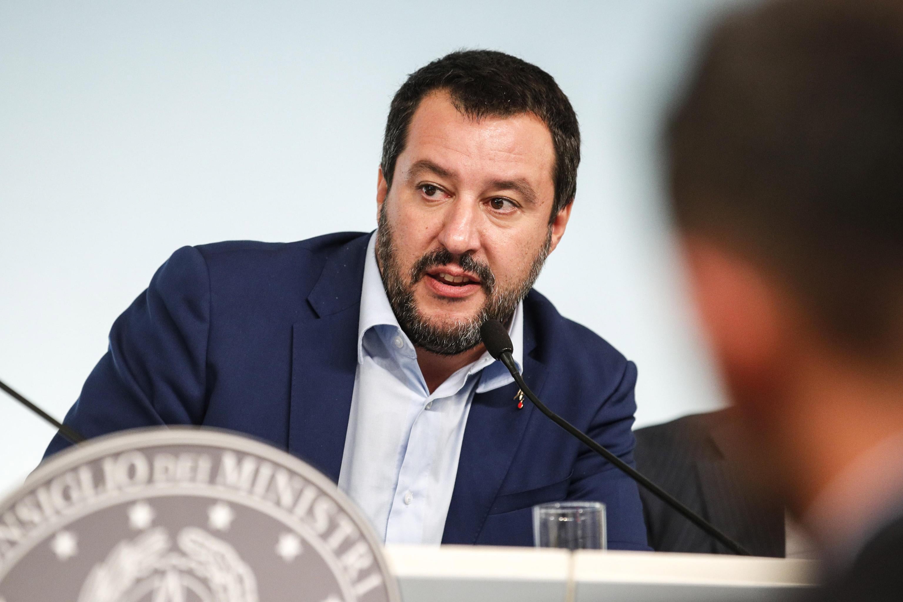 La Justicia italiana pide procesar a Salvini por secuestro al impedir el desembarco de migrantes en Catania La Justicia italiana pide procesar a Salvini por secuestro al impedir el desembarco de migrantes en Catania