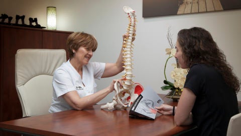 La fisioterapeuta Mar&iacute;a Jes&uacute;s Coll, junto a la internacional Ana Mart&iacute;nez, jugadora del Club Balonmano Elche Mustang.