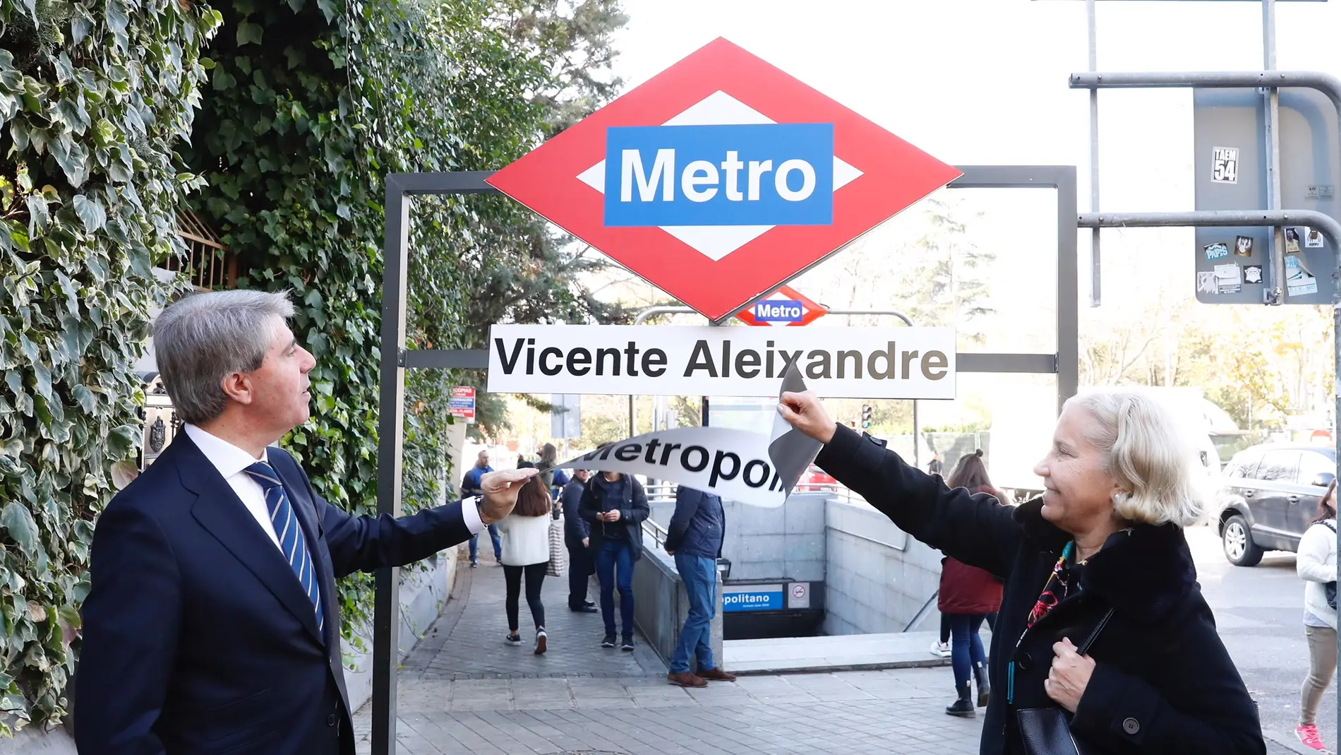 Ángel Garrido y Rosalía Gonzalo anunciando el cambio del nombre de la estación Metropolitano