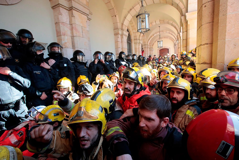Tensión en el Parlament de Cataluña por las protestas de médicos y bomberos Tensión en el Parlament de Cataluña por las protestas de médicos y bomberos