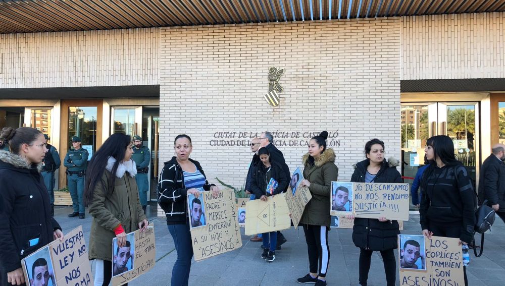 Los familiares de Maikel Navarro a las puertas de la Audiencia Provincial.