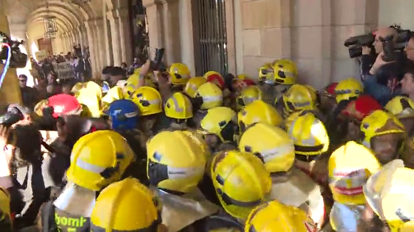 Los Mossos cargan contra un grupo de bomberos que se manifestaba en el Parlament Los Mossos cargan contra un grupo de bomberos que se manifestaba en el Parlament