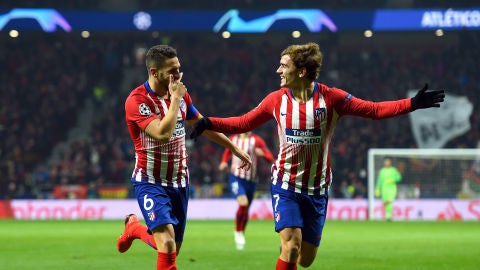 Koke y Griezmann celebran un gol del franc&eacute;s en el Metropolitano