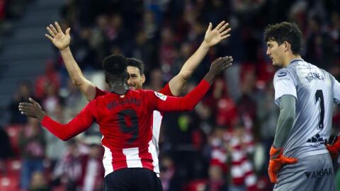 Aduriz y William celebran un gol