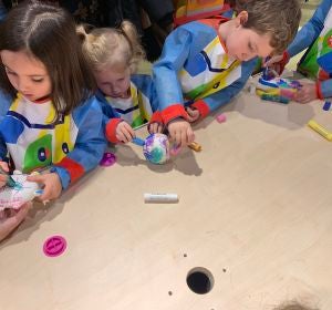 Los niños se divertirán pintando a los muñecos Los niños se divertirán pintando a los muñecos