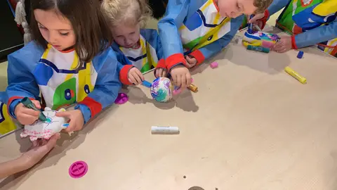 Los niños se divertirán pintando a los muñecos Los niños se divertirán pintando a los muñecos