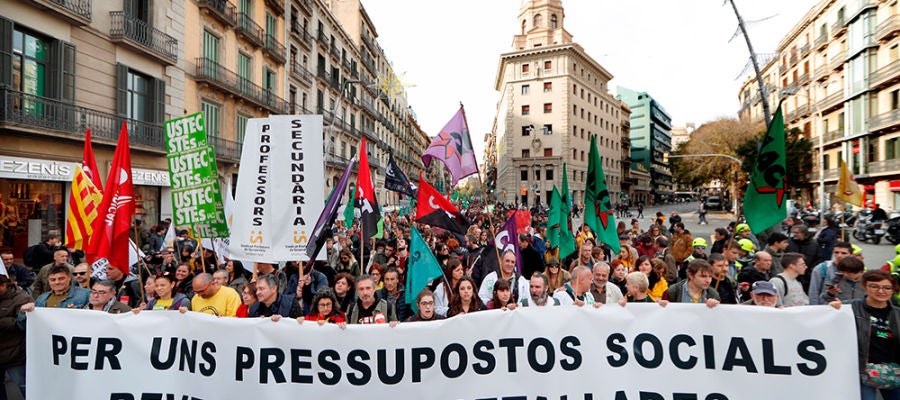 Empleados públicos y estudiantes se manifiestan en Barcelona contra los recortes Empleados públicos y estudiantes se manifiestan en Barcelona contra los recortes
