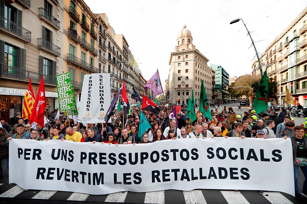 Empleados públicos y estudiantes se manifiestan en Barcelona contra los recortes Empleados públicos y estudiantes se manifiestan en Barcelona contra los recortes
