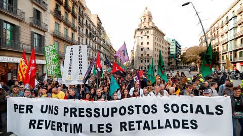 Empleados p&uacute;blicos y estudiantes se manifiestan en Barcelona contra los recortes