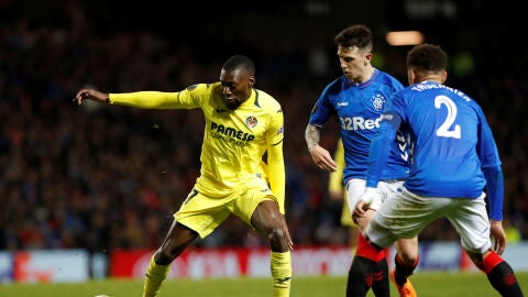 Una disputa de bal&oacute;n en el Rangers vs Villarreal