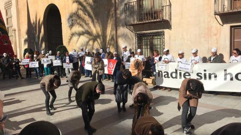 Acto de C&aacute;ritas Elche en la Plaza de Baix 