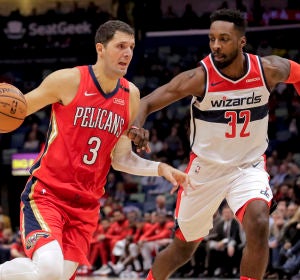 Mirotic mueve el balón ante la defensa de Jeff Green Mirotic mueve el balón ante la defensa de Jeff Green