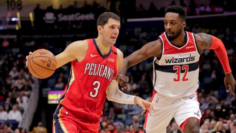 Mirotic mueve el bal&oacute;n ante la defensa de Jeff Green