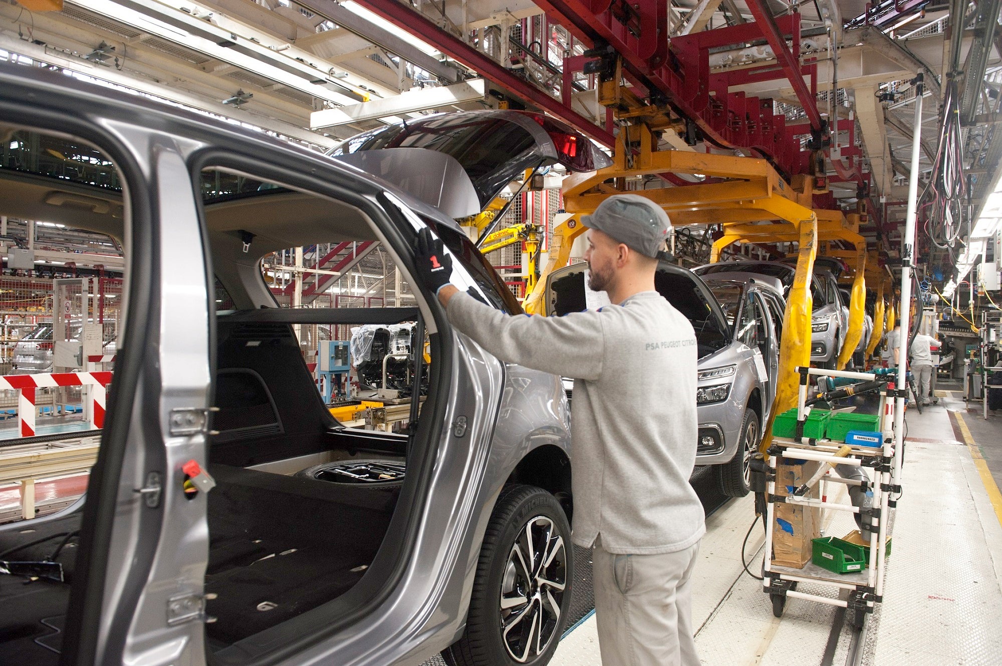 Stellantis anuncia que relevará a Carlos Tavares en 2025 Stellantis anuncia que relevará a Carlos Tavares en 2025