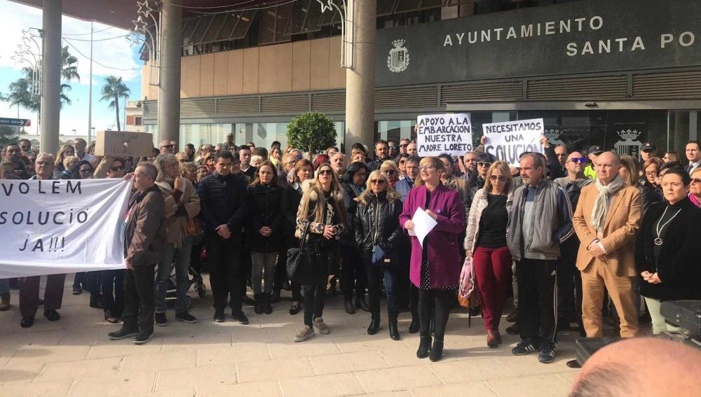 Concentración junto al Ayuntamiento de Santa Pola 