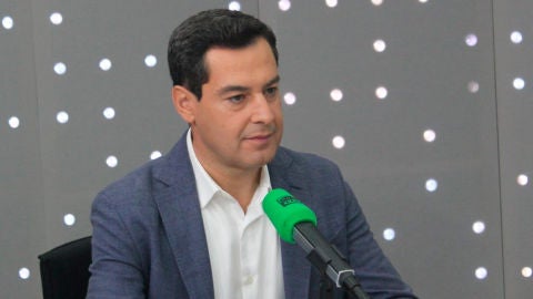 Juanma Moreno durante una entrevista en Onda Cero