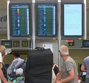 Agencias de viajes y de consumidores de Baleares y Canarias denuncian el aumento de precios en los vuelos con la península. Agencias de viajes y de consumidores de Baleares y Canarias denuncian el aumento de precios en los vuelos con la península.