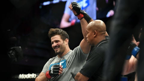 Juan Espino celebra su hist&oacute;rica victoria en la UFC
