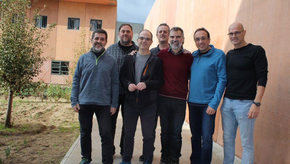  Jordi Sànchez, Oriol Junqueras, Jordi Turull, Joaquim Forn, Jordi Cuixart, Josep Rull y Raül Romeva, de izquierda a derecha
