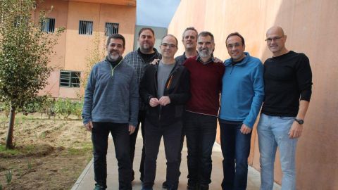  Jordi S&agrave;nchez, Oriol Junqueras, Jordi Turull, Joaquim Forn, Jordi Cuixart, Josep Rull y Ra&uuml;l Romeva, de izquierda a derecha