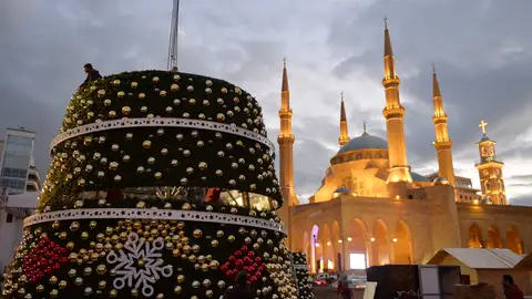Preparacion de la Navidad en el Libano (01-12-2018) Los trabajadores usan una grúa para instalar una parte de un árbol de Navidad erigido frente a la Mezquita Muhammad al-Amine durante los preparativos de Navidad en el centro de Beirut, Líbano