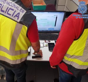 Material intervenido en una operación contra la pornografía infantil Material intervenido en una operación contra la pornografía infantil