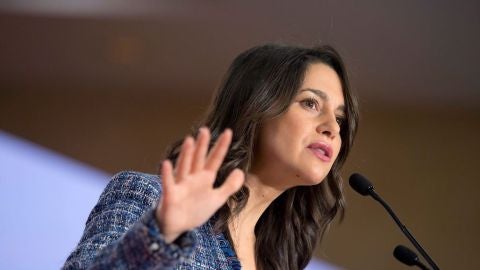 In&eacute;s Arrimadas ante los medios de comunicaci&oacute;n