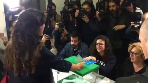 Teresa Rodr&iacute;guez vota en C&aacute;diz 
