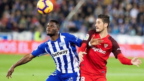 Wakaso Mubarak pelea un bal&oacute;n ante Sergio Escudero