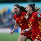 Las jugadoras de España Eva Navarro y Claudia Pina de la Copa Mundial Femenina de Fútbol Sub-17 