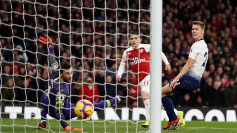 Lucas Torreira bate a Lloris en el Emirates