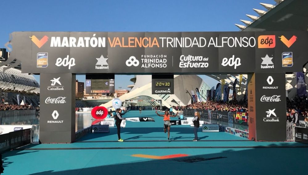 Leul Gebreselassie cruza la meta con un nuevo récord en Valencia