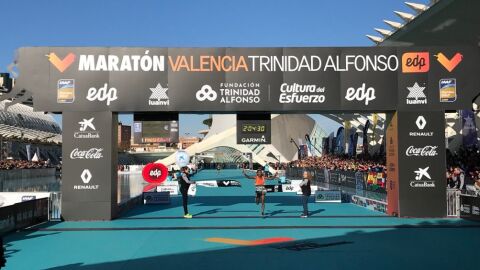 Leul Gebreselassie cruza la meta con un nuevo r&eacute;cord en Valencia