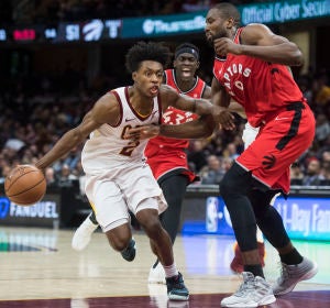 Serge Ibaka defiende ante Collin Sexton Serge Ibaka defiende ante Collin Sexton