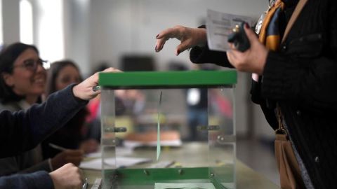 Una mujer deposita su voto en el colegio Col&oacute;n en C&oacute;rdoba