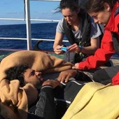 Uno de los inmigrantes a bordo del pesquero Uno de los inmigrantes a bordo del pesquero