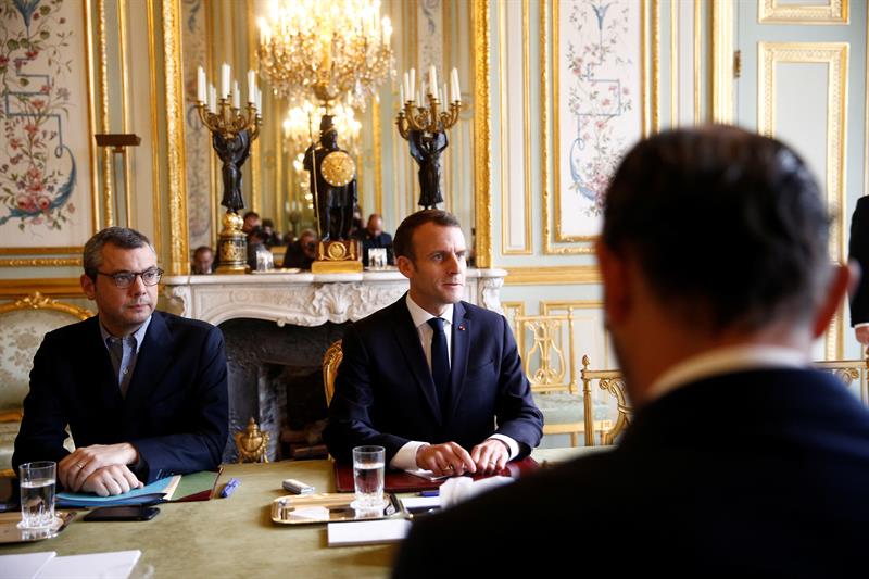 Macron convoca mañana a sindicatos y patronal para abordar la crisis Macron convoca mañana a sindicatos y patronal para abordar la crisis