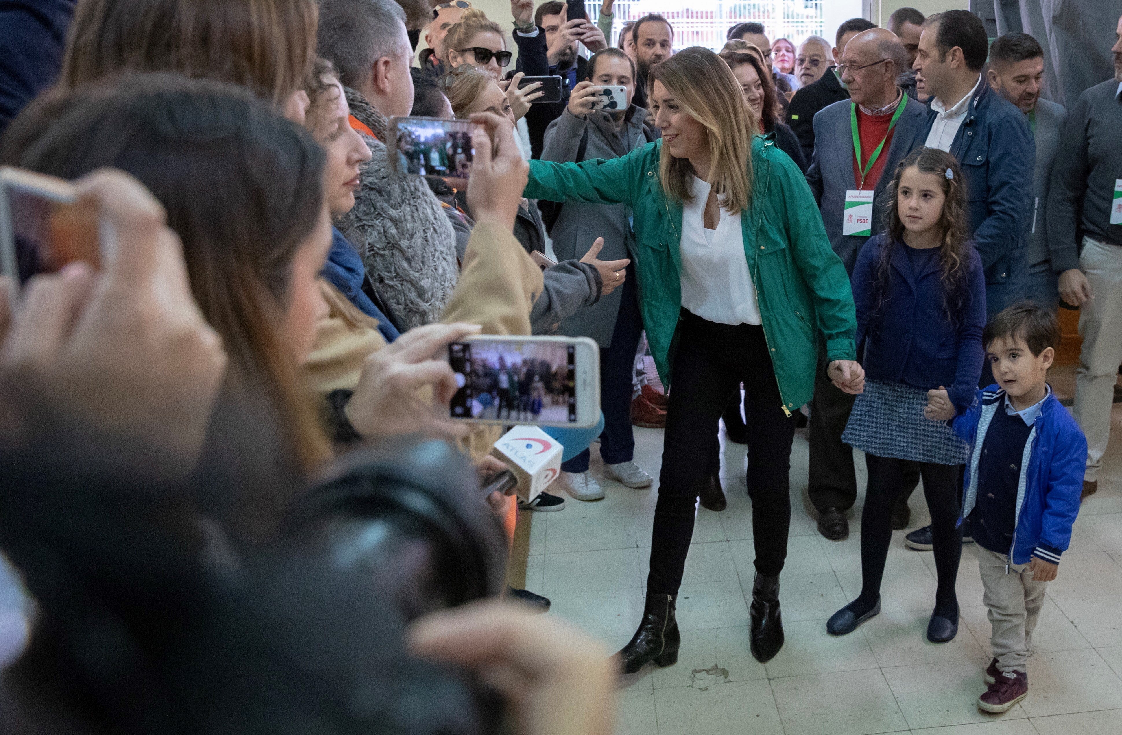 Vox aparta "por conducta inapropiada" a los dos apoderados que "han increpado" a Susana Díaz al ir a votar Vox aparta "por conducta inapropiada" a los dos apoderados que "han increpado" a Susana Díaz al ir a votar