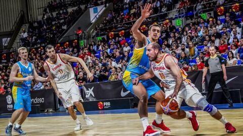 Momento del duelo entre Espa&ntilde;a y Ucrania