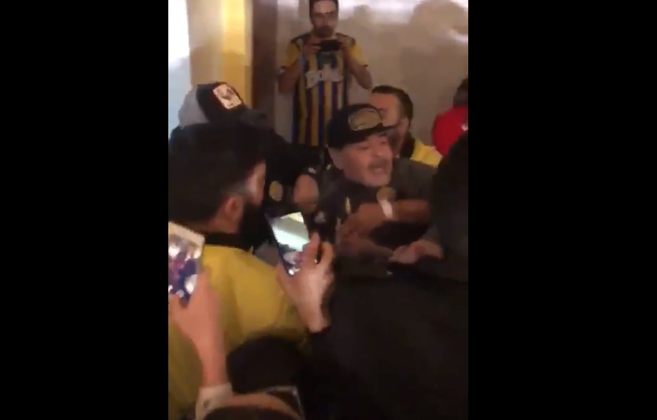 Maradona perdió los papeles tras perder la final de Ascenso: le gritan 'Maradona se la come' y responde a golpes Maradona perdió los papeles tras perder la final de Ascenso: le gritan 'Maradona se la come' y responde a golpes