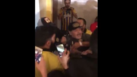 Maradona la emprende a golpes con algunos aficionados