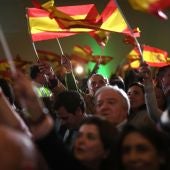 Militantes y simpatizantes de Vox celebran los resultados en Andalucía