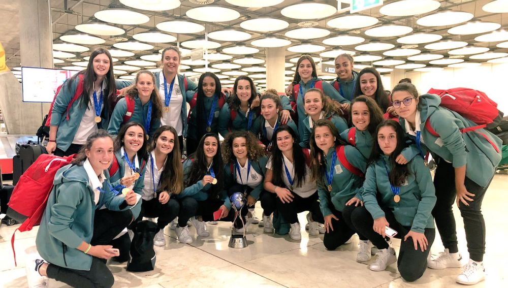 La selección española femenina sub17 en su llegada a Barajas